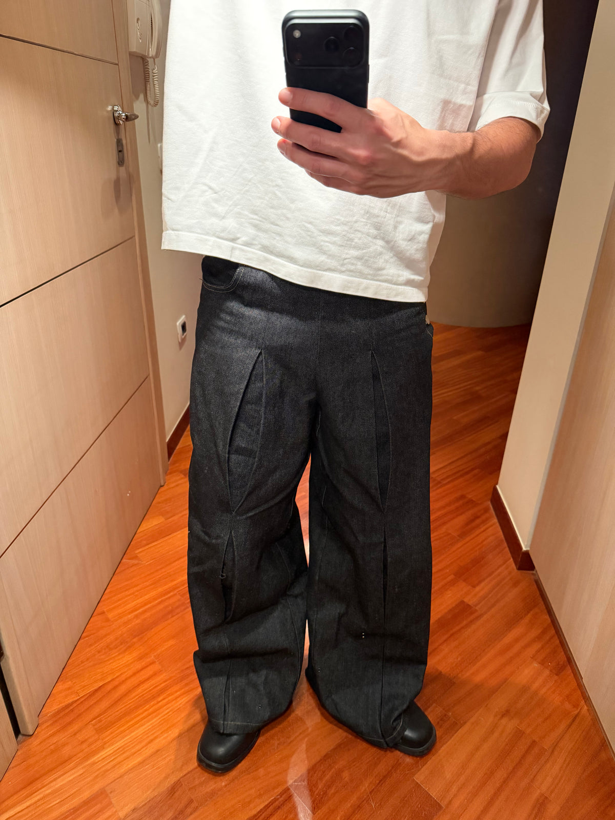 Sculpted Black Raw Denim Jeans — Follemente