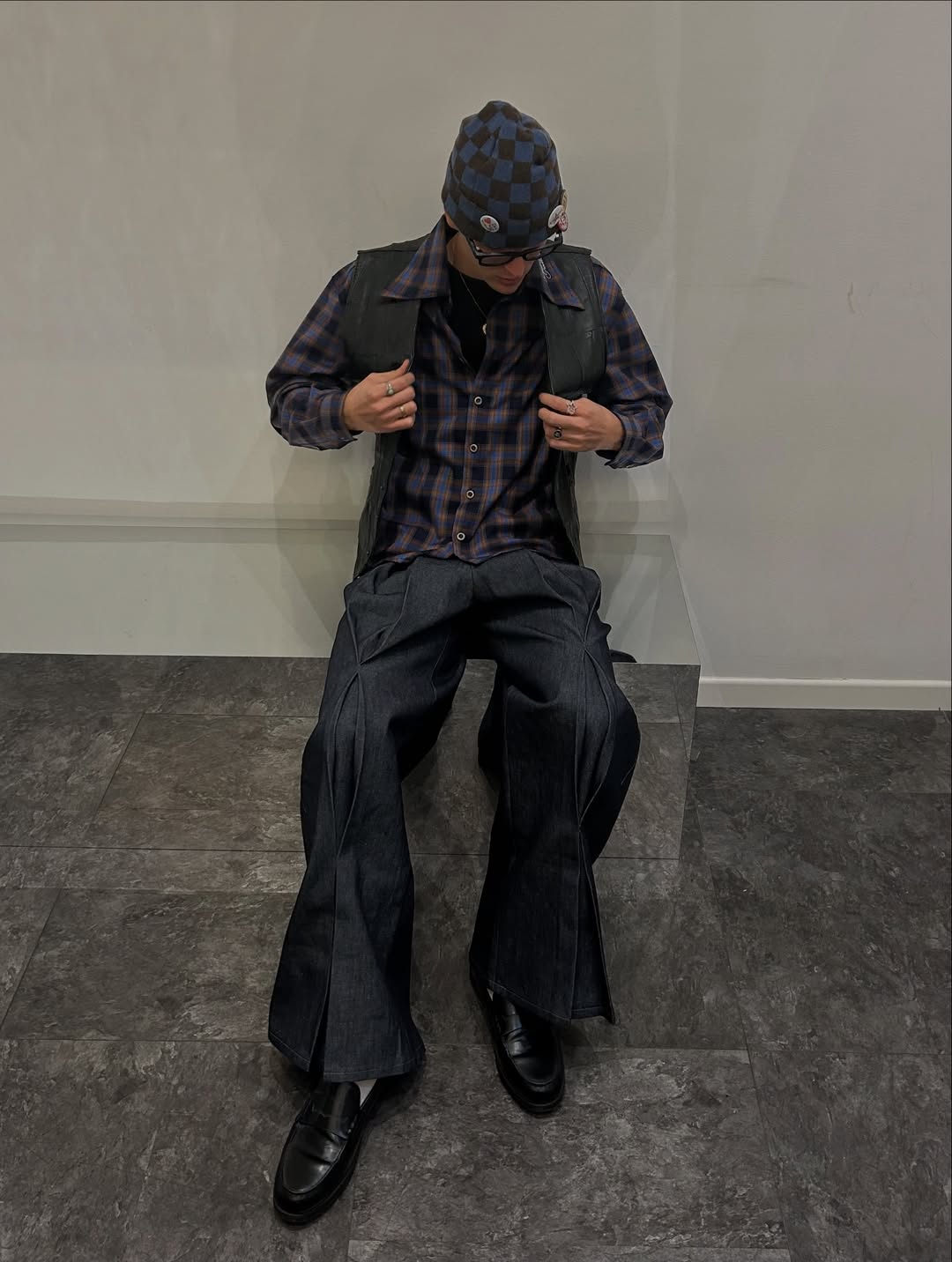 Sculpted Black Raw Denim Jeans — Follemente